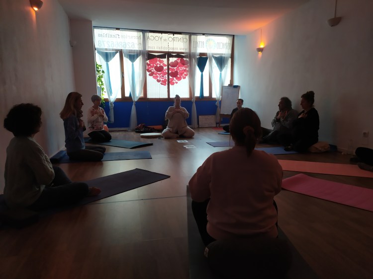alumna de la formación de profesores de yoga 200h dando una clase de yoga en Algeciras