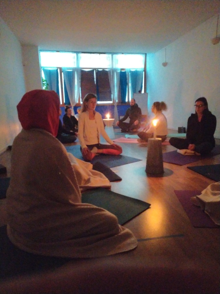 alumnos de la formación de profesores de yoga 200h en Algeciras