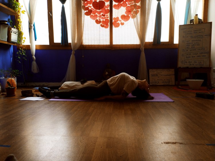alumna de la formación de profesores de yoga 200h dando una clase de yoga en Algeciras