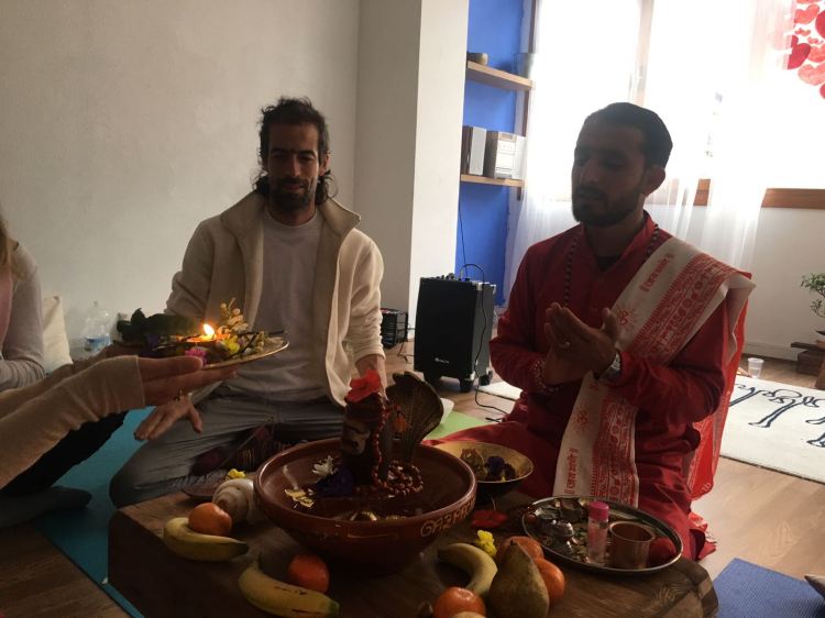 alvaro Peloche con Swami hindu en la formación de profesores de yoga en Algeciras