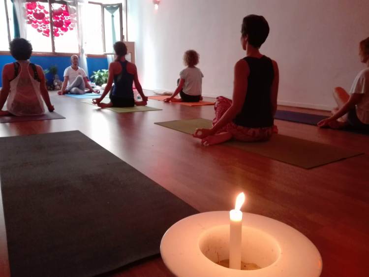 alumno de la formación de profesores de yoga 200h dando una clase de yoga en Algeciras