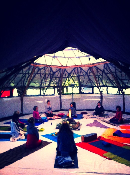 alumnos de espacio bitali en un curso de meditación