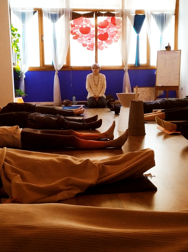 alumna de la formación de profesores de yoga 200h dando una clase de yoga en Algeciras