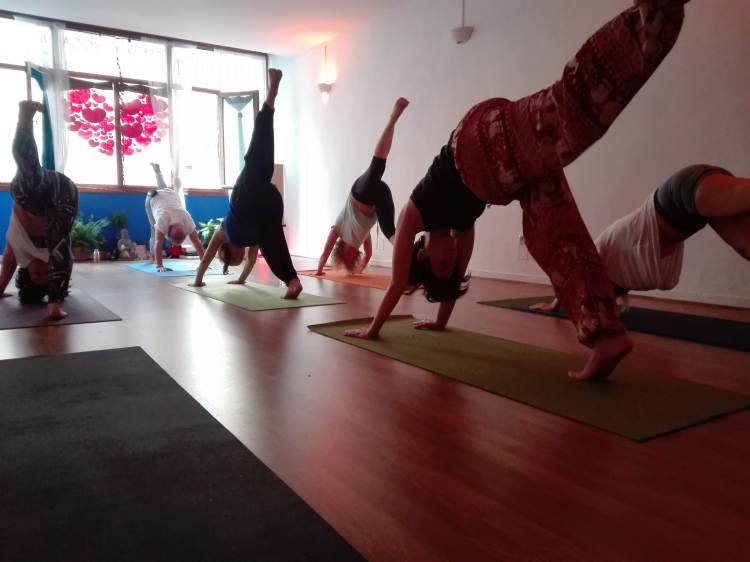 alumno de la formación de profesores de yoga 200h dando una clase de yoga en Algeciras
