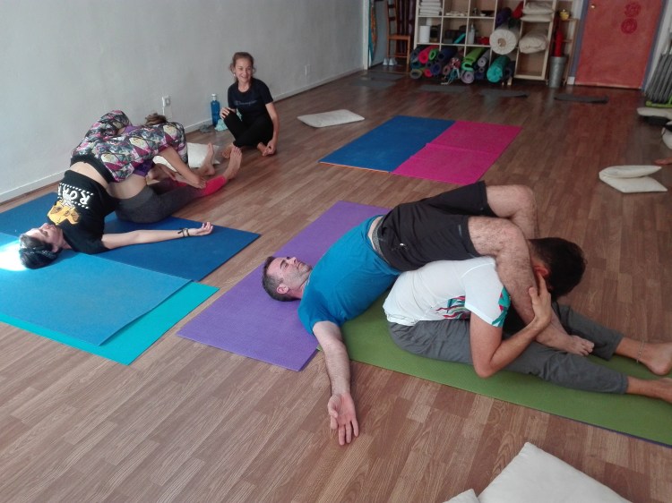 alumnos de la formación de profesores de yoga 200h en Algeciras