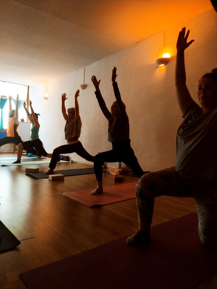 alumnos de las clases de yoga en espacio bitali algeciras