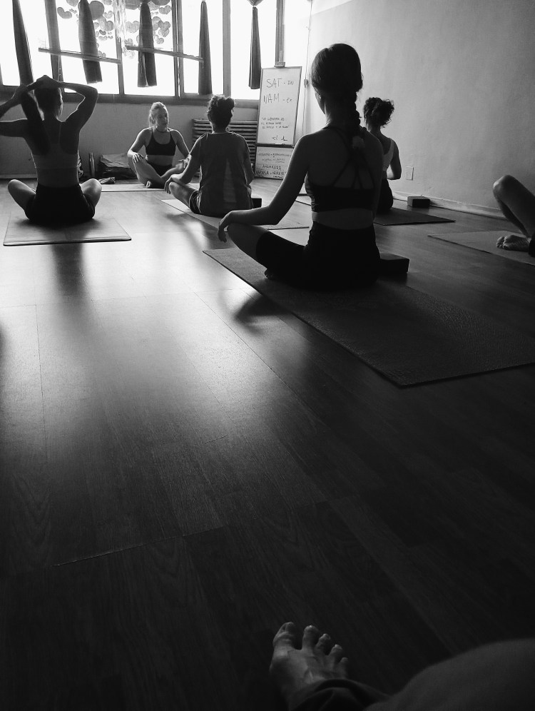 Formación de profesores de yoga de 200h certificada por la Yoga Alliance espacio bitali yoga algeciras