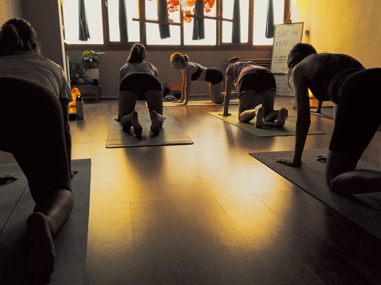 Formación de profesores de yoga de 200h certificada por la Yoga Alliance espacio bitali yoga algeciras