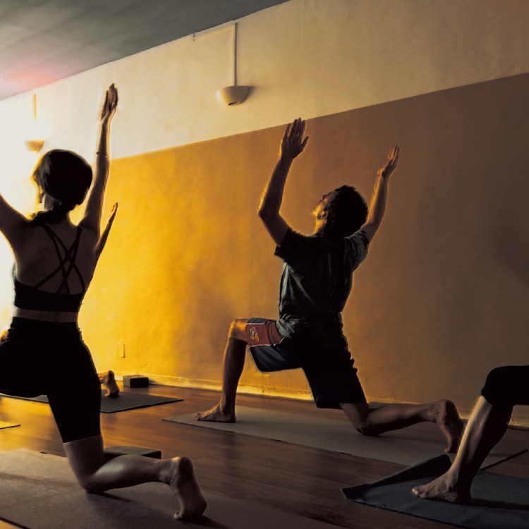 Formación de profesores de yoga de 200h certificada por la Yoga Alliance espacio bitali yoga algeciras