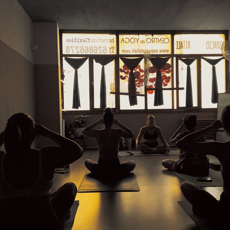 Formación de profesores de yoga de 200h certificada por la Yoga Alliance espacio bitali yoga algeciras