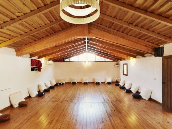 Retiro de Yoga y Desarrollo Personal en la Laguna de Bolonia (Cádiz) — 5–8 de diciembre&nbsp;2025