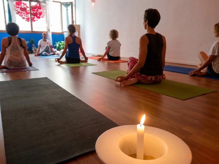Formación de profesores de yoga de 200h certificada por la Yoga Alliance alumno de la formación de profesores de yoga 200h dando una clase de yoga en Algeciras