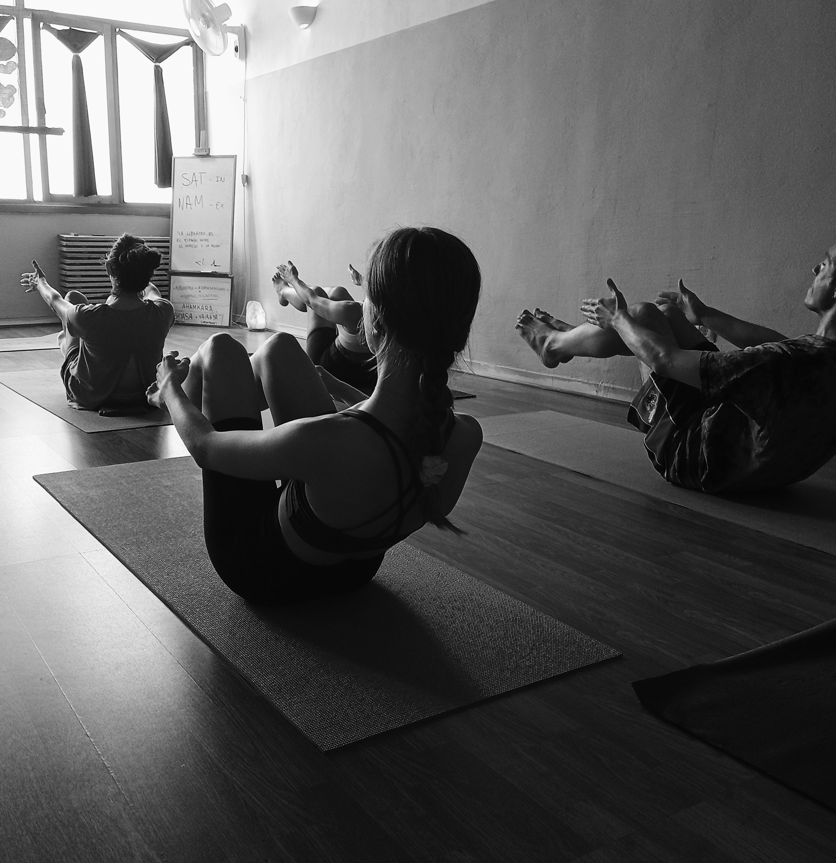 alumnos en espacio bitali practicando vinyasa